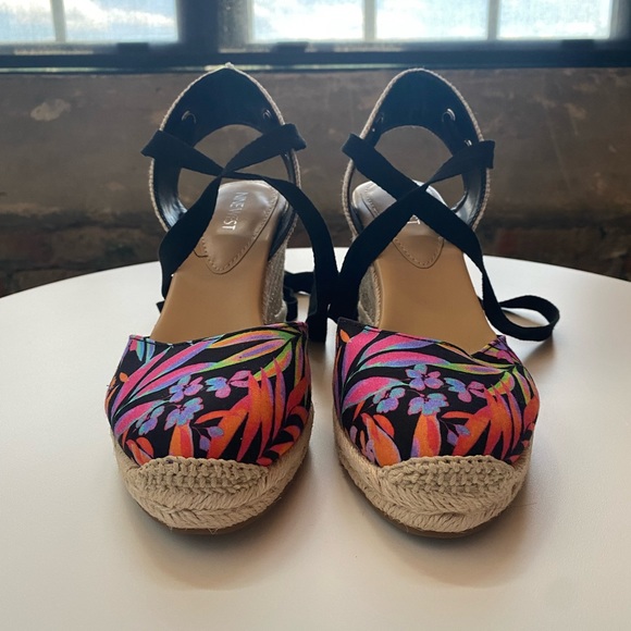 Nine West Friend Ankle Wrap Espadrille Wedge Sandals size 8.5 Black Tropical - Picture 8 of 8